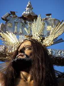 La peana de la cruz del Cristo es de plata de ley del a�o 1992 por Estudios de Orfebreria Triana 